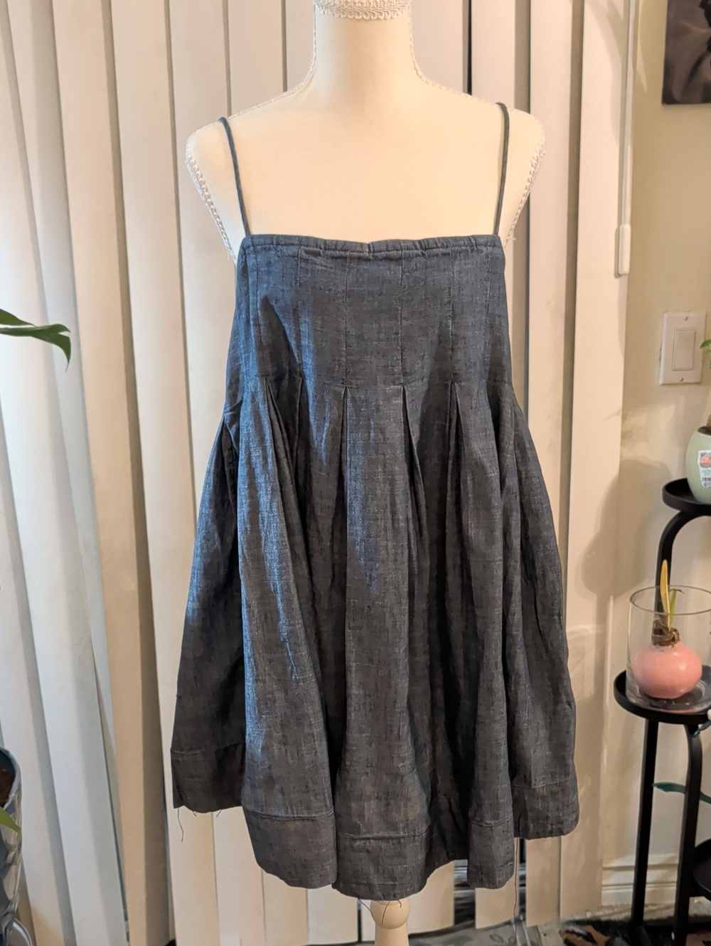 Kimchi blue Women’s Blue Denim-Effect Spaghetti Strap Pleated Mini Dress, m